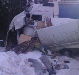 На трассе Киров - Нижний Новгород авто влетело в фуру: погибли два человека